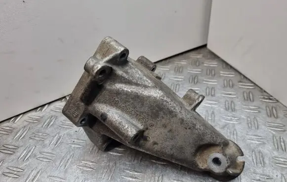 Mercedes-Benz C W204 Engine mounting bracket A2712232704