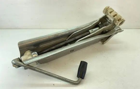 Audi A6 S6 C6 4F Lift Jack 4F0011031
