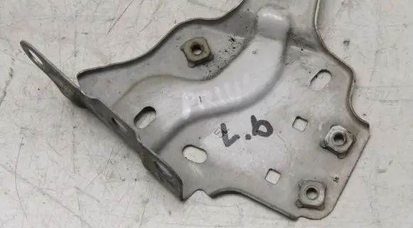 Toyota Prius (XW30) Fender mounting bracket 1111
