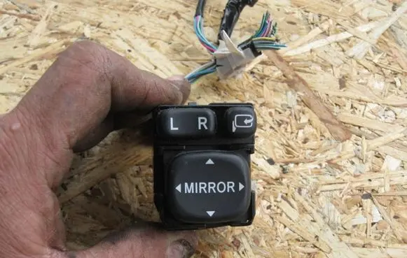 Toyota Avensis T250 Wing mirror switch