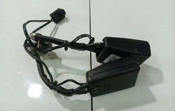 Citroen C5 Middle seatbelt buckle (rear) 33052811