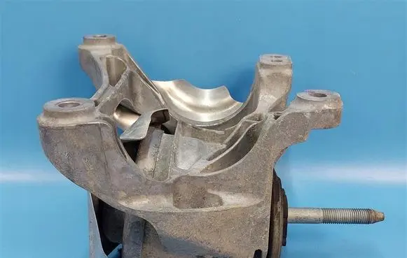 Engine mount vacuum valve