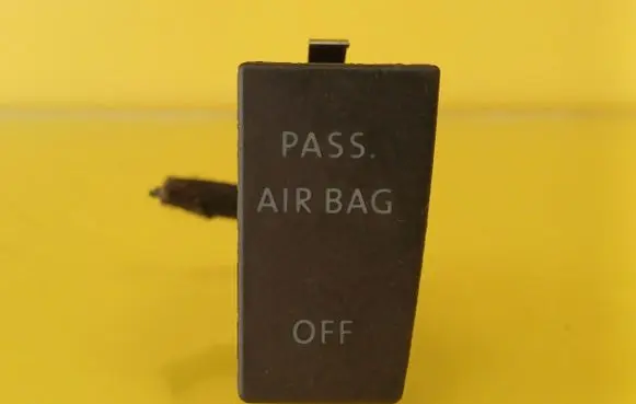 Passenger airbag on/off switch