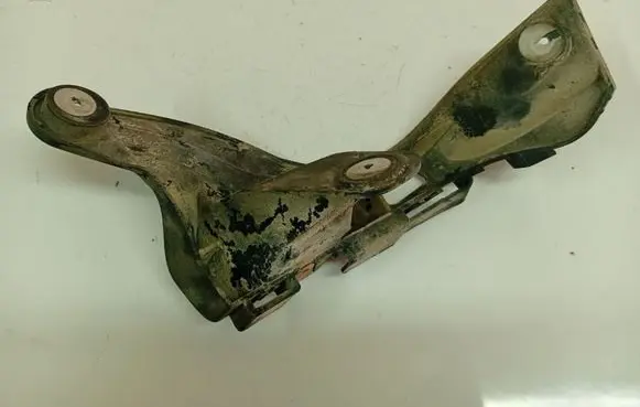 Opel Astra H Rear bumper mounting bracket 331883181