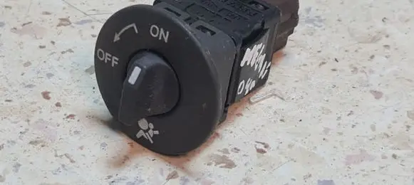 Passenger airbag on/off switch