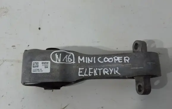Engine mount vacuum valve
