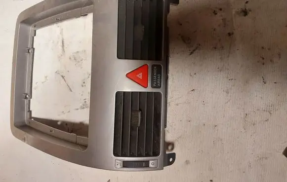 Volkswagen Touran I Dash center air vent grill 1T2819728