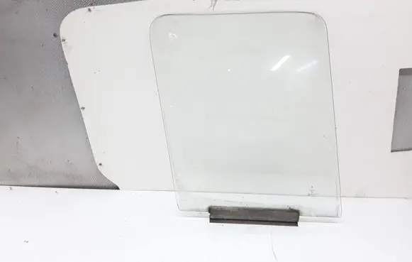 Mercedes-Benz Sprinter W901 W902 W903 W904 Front door window glass four-door