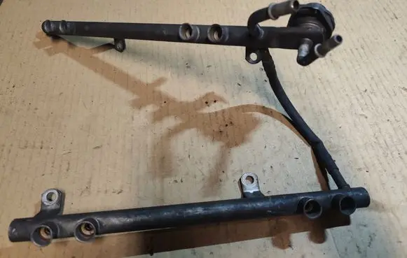 Jeep Grand Cherokee Fuel injector supply line/pipe 