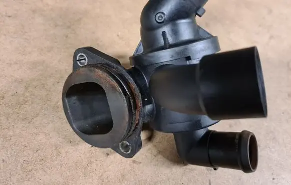 Volkswagen PASSAT CC Thermostat housing V7548004