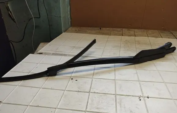 Volkswagen Touareg I Front wiper blade arm 7L0955205G
