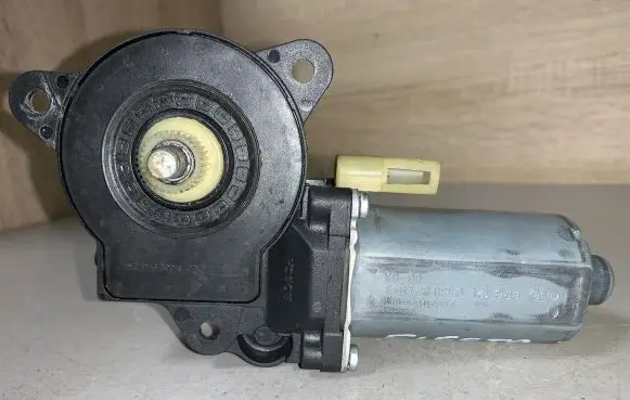 Ford Fiesta Front door window regulator motor 0130821938