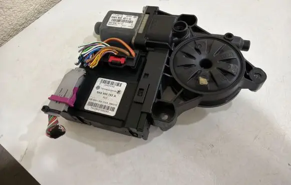 Volkswagen Golf Plus Front door window regulator motor 5M1837401Q