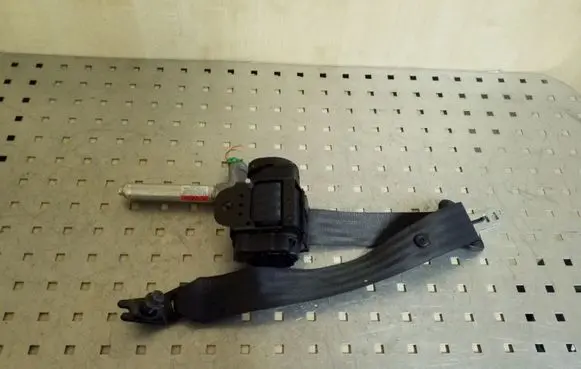 Volvo S80 Middle seatbelt (rear) 8639763