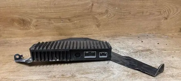 Volvo V70 Sound amplifier 8673135