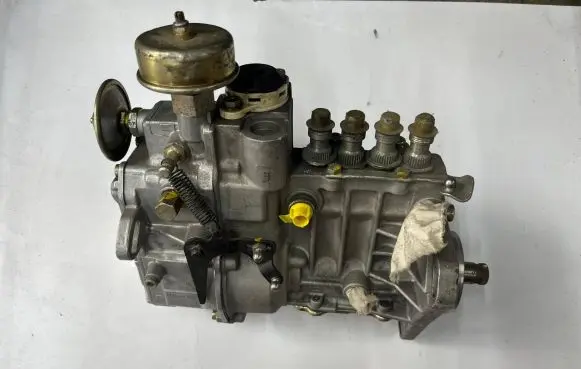 Mercedes-Benz 190 W201 Fuel injection high pressure pump 6010704701 0400074890 4555C320