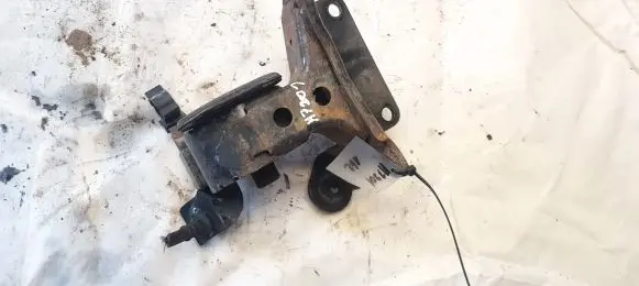 Nissan X-Trail T30 Engine mount bracket