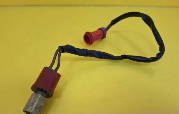 Audi 80 90 B3 Air conditioning (A/C) pressure sensor 8A0959482AA