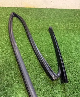KIA Sportage Rubber seal rear door window/glass
