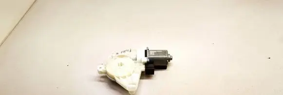 Volkswagen PASSAT B8 Front door window regulator motor 5Q4959802