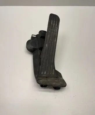 Accelerator throttle pedal