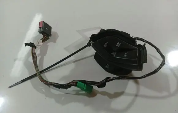Steering wheel buttons/switches
