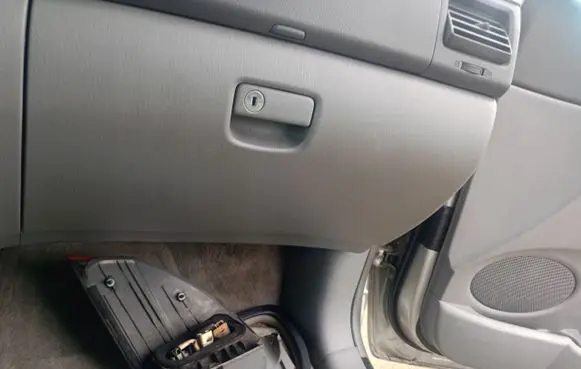 Toyota RAV 4 (XA30) Glove box