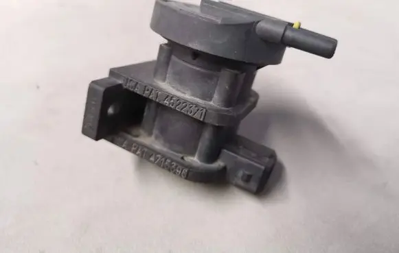 Mercedes-Benz E W210 Turbo solenoid valve 4715396 4522371