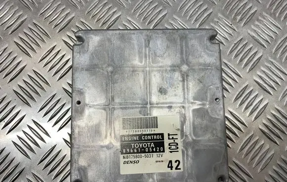 Toyota Avensis T220 Engine control unit/module 8966105420 1758005031 MB1758005031