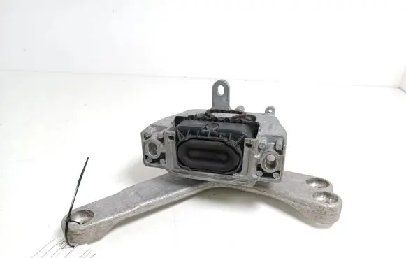 Volkswagen PASSAT B8 Engine mount bracket 5Q0199262S