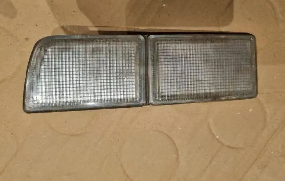 Volkswagen Golf III Front bumper turn signal E1014556