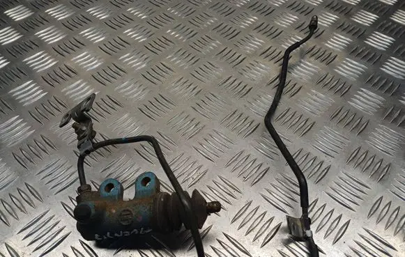 Toyota Avensis T220 Clutch slave cylinder AISIN