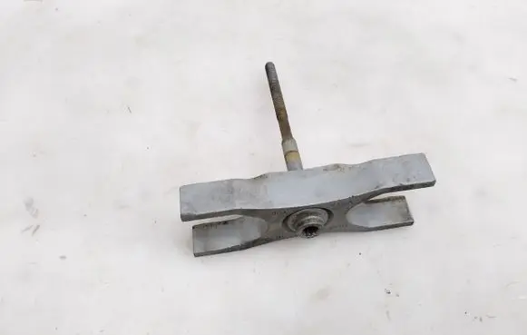 Skoda Superb B8 (3V) Fuel Injector clamp holder 04L216A
