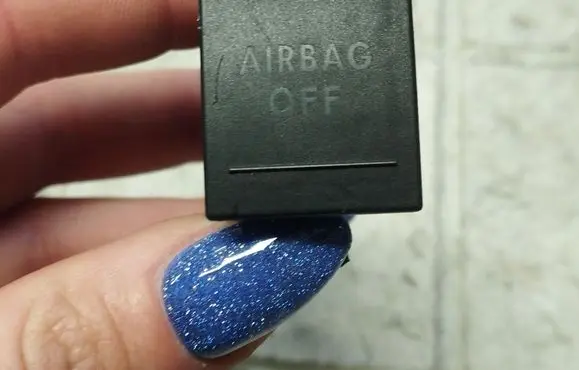 Passenger airbag on/off switch