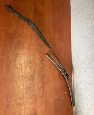 Front wiper blade arm