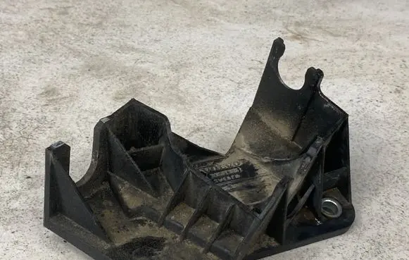 Volvo V50 Gear shift cable bracket 30681386