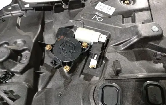 Mazda 3 I Front door window regulator motor 