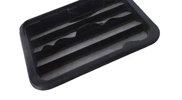 Quarter panel pressure vent