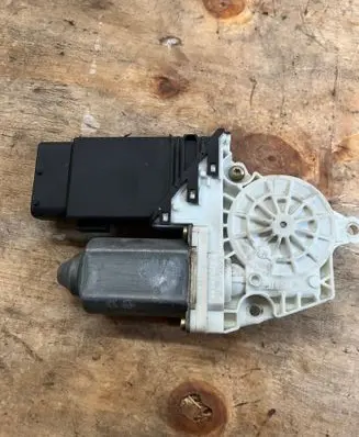 Seat Toledo II (1M) Front door window regulator motor 119432
