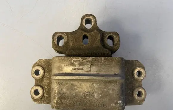 Volkswagen PASSAT B6 Engine mount bracket 3C0199555