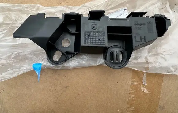 Opel Corsa E Fender mounting bracket 39059836