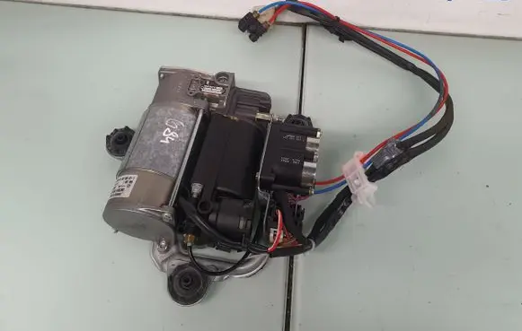 BMW 5 E39 Air suspension compressor/pump 6787616 37226787616 1082099