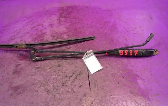 Peugeot 107 Front wiper blade arm