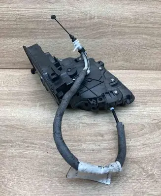 BMW 2 F46 Front door lock 7281934 18283810