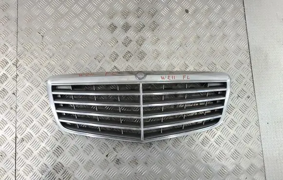 Mercedes-Benz E W211 Front bumper upper radiator grill 