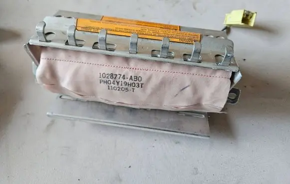 Nissan Patrol Y61 Passenger airbag 1028774AB0 110205T PH04Y19H03T
