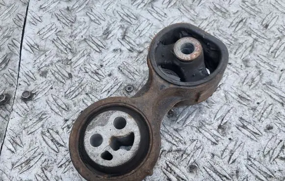 Honda CR-V Engine mount bracket