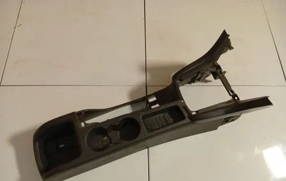 Ford Focus Center console VP4M5XA04584AAW VP4M5X-A04584-AAW