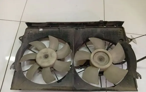 Toyota Corolla Verso E121 Radiator cooling fan shroud 1636327040