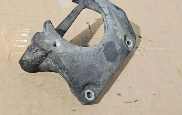 BMW 5 E60 E61 Engine mounting bracket 6761117